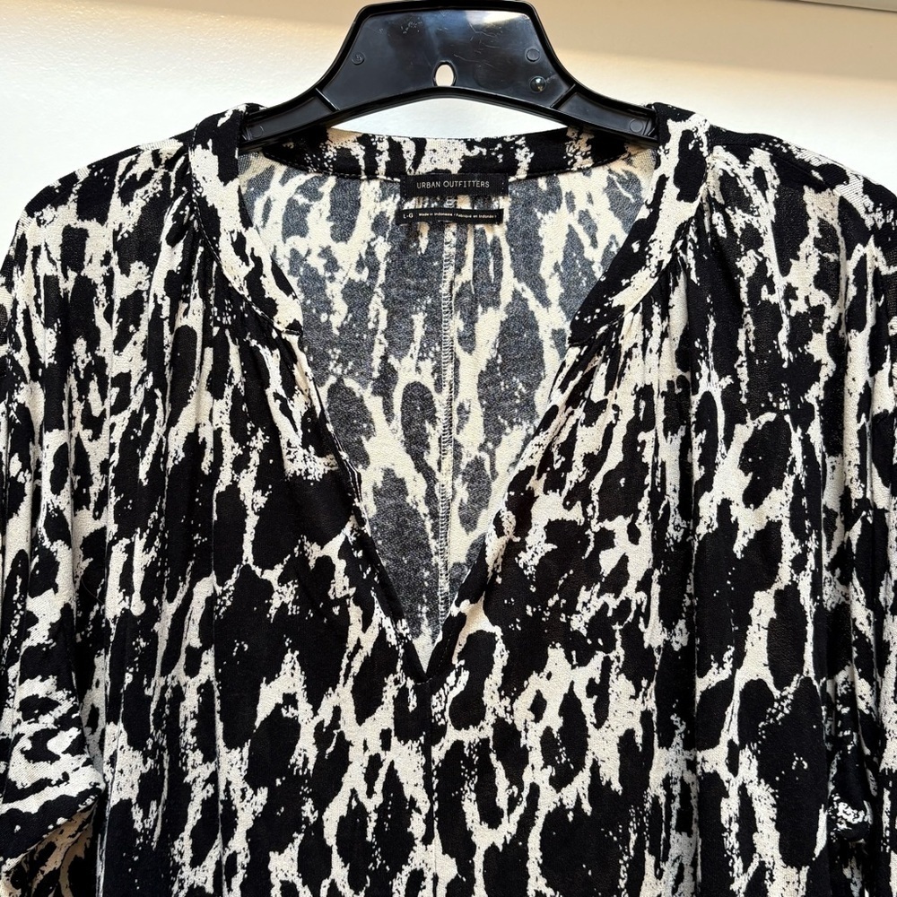 Urban Outfitters Animal Print Long Sleeve Oversized Blouse Size Large - Picture 6 of 9
